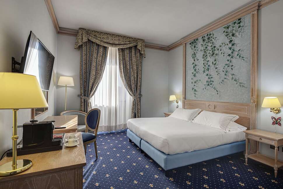Hotel de La Ville cover
