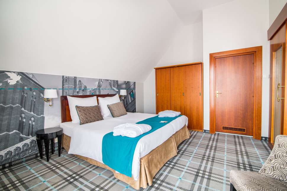 Hanza Hotel cover