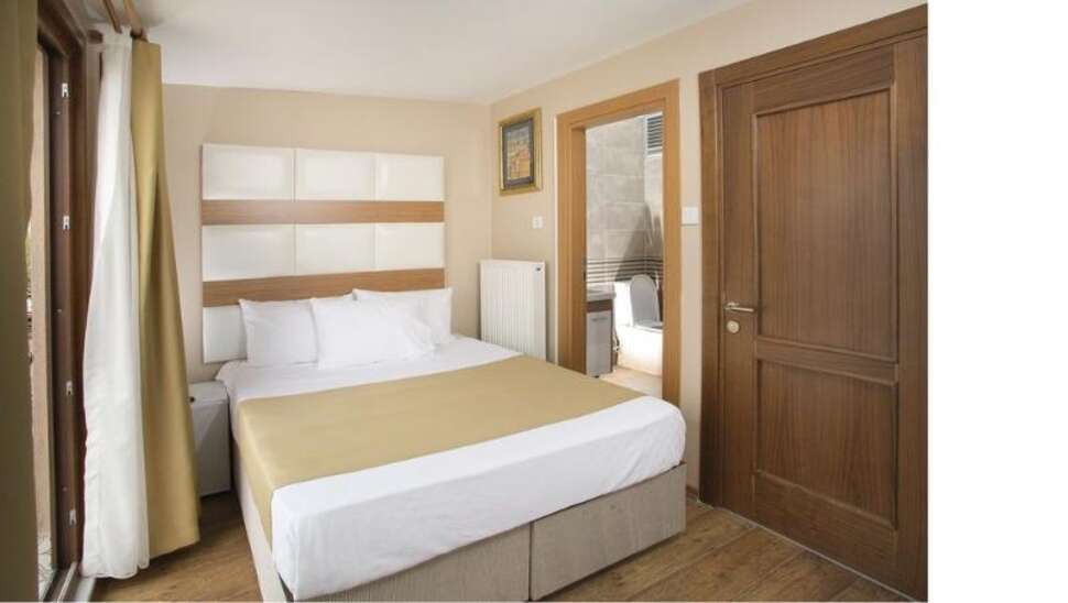 La Pazza Suites cover