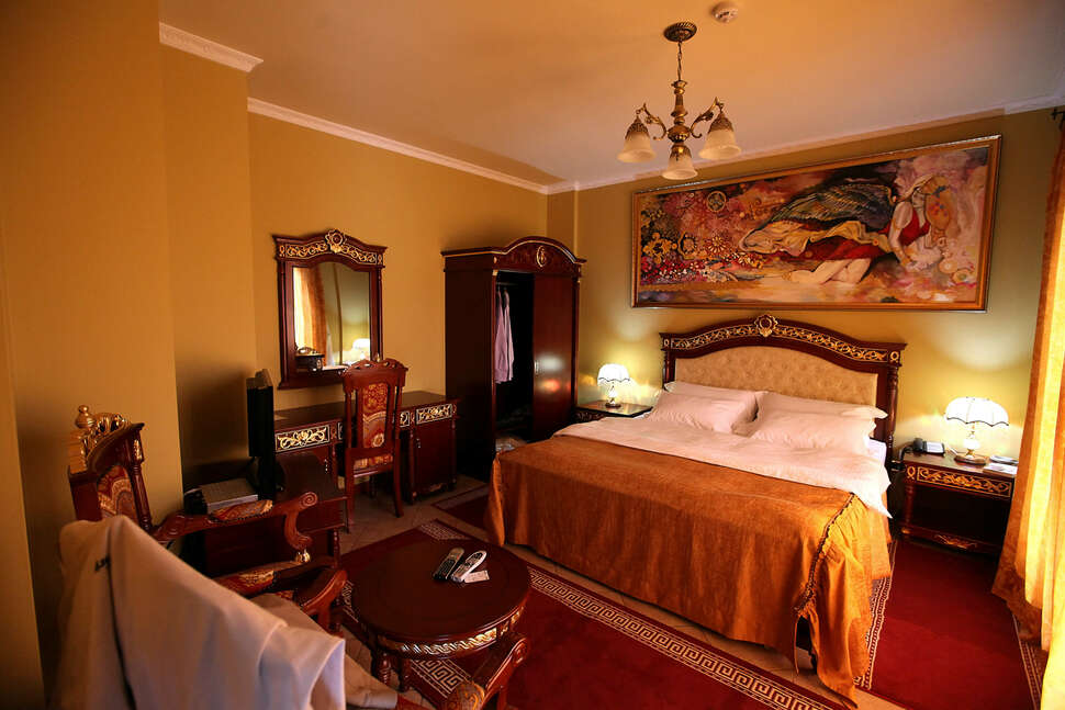 Dinasty Hotel cover