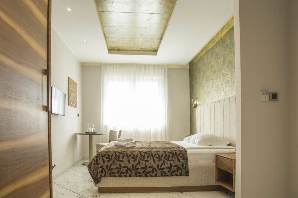 Arta Boutique Hotel cover