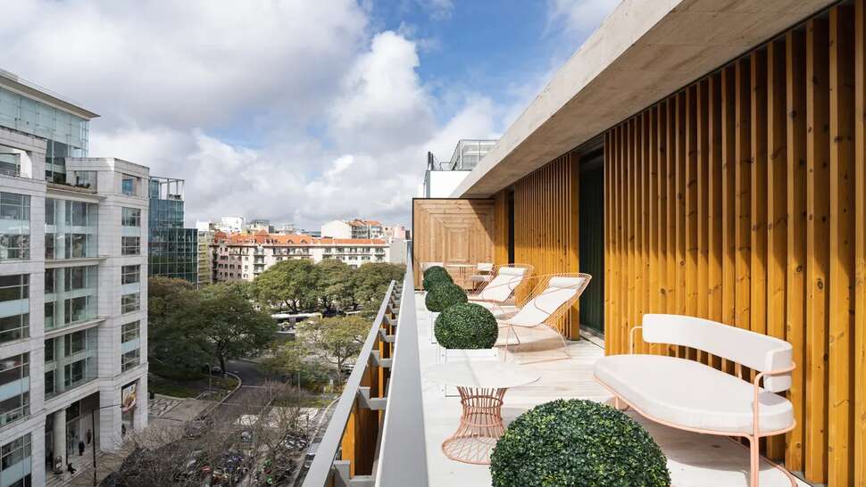 Luster Hotel cover