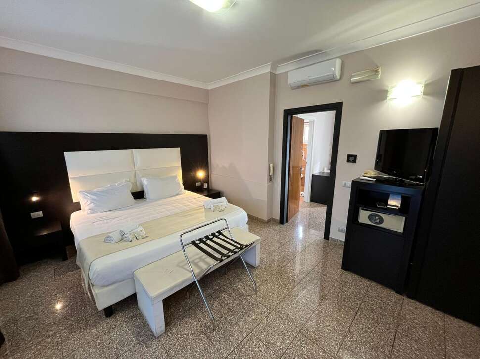 Hotel Euro House Suites cover