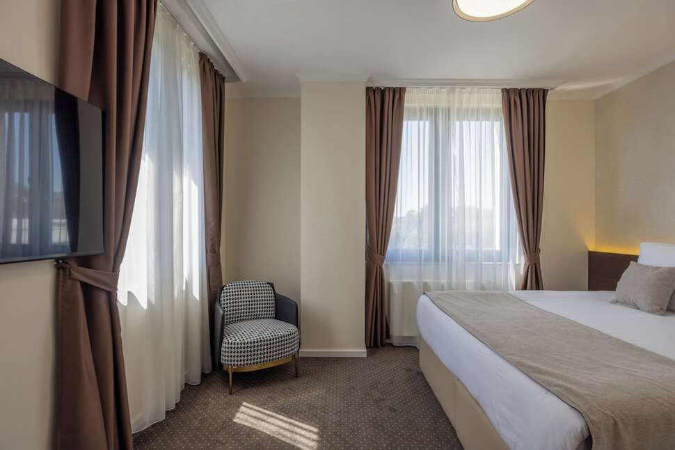 Hotel Nobel West cover