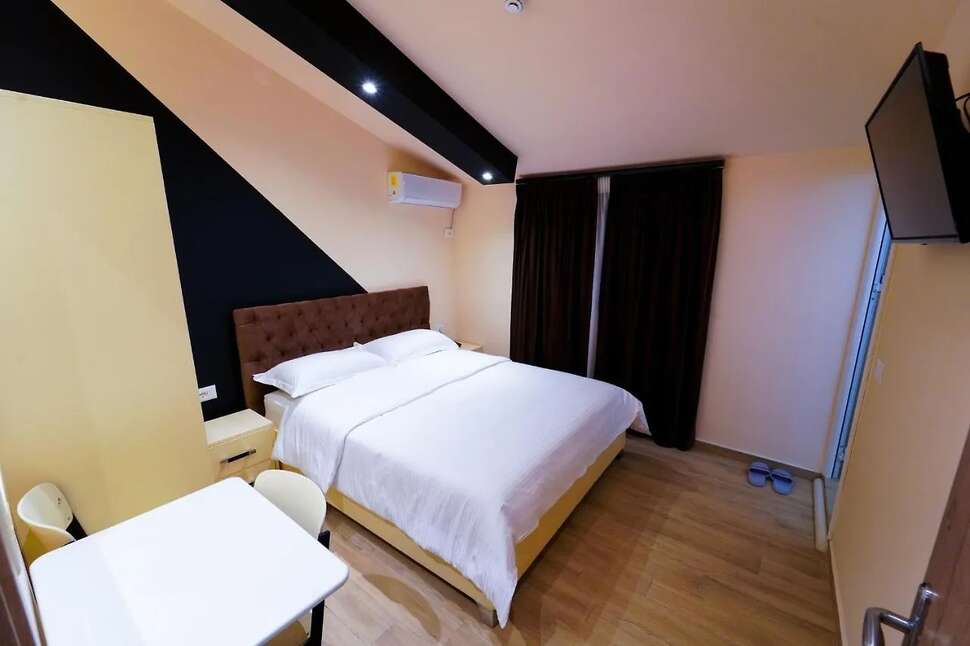 SR99 Hotel cover