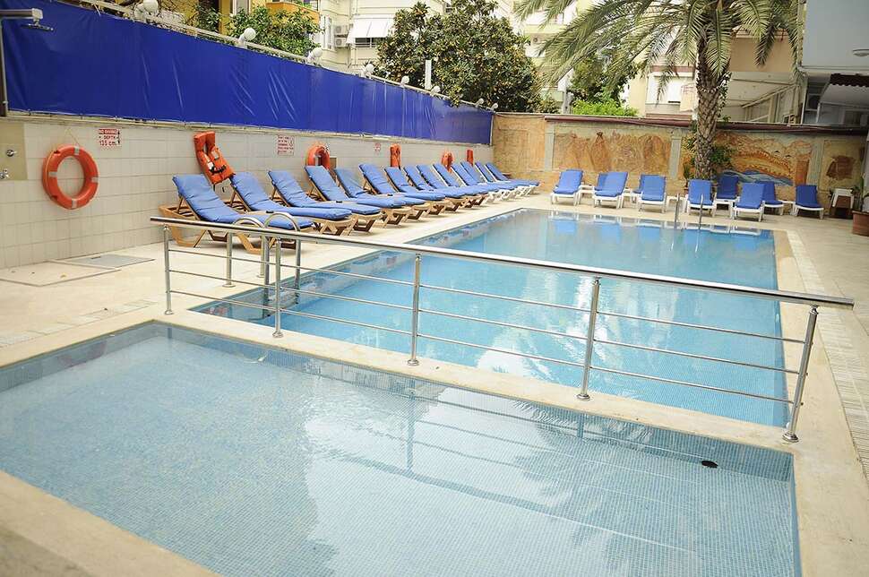 Larsens Suit Hotel cover