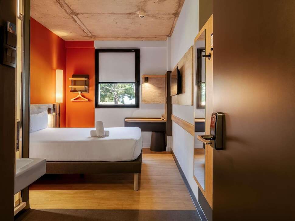 Ibis Budget Madrid Aeropuerto cover
