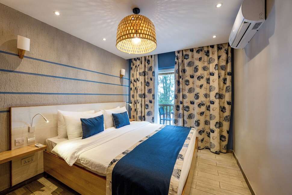 Le Grand Bleu Hotel cover