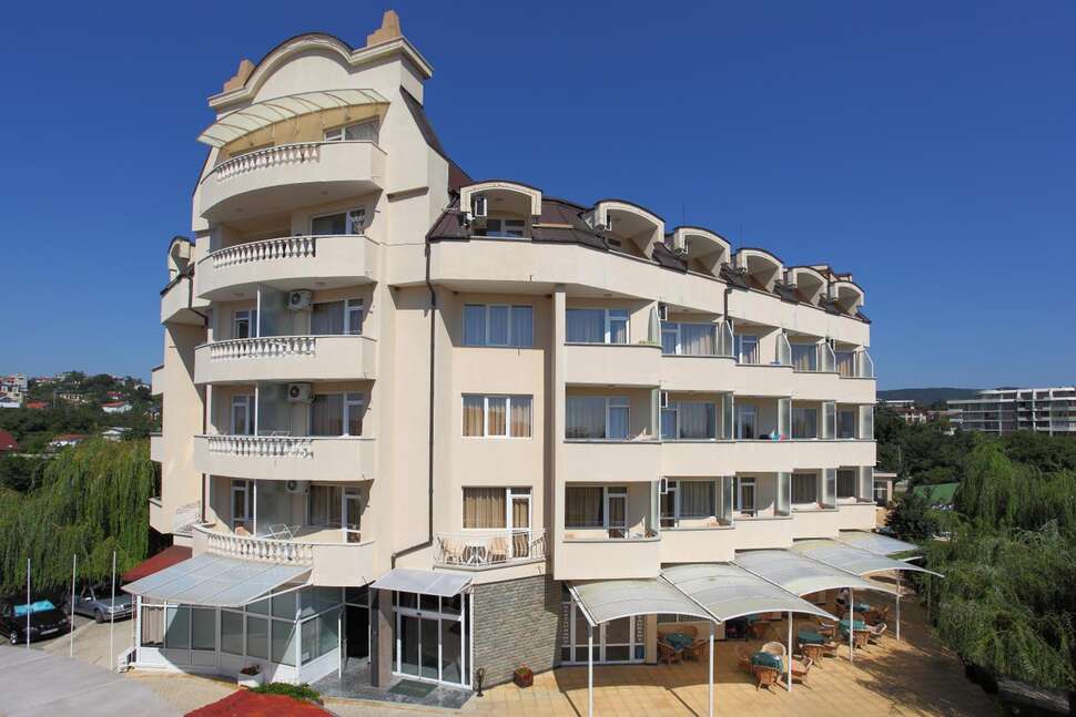 Hotel Villa Aurora cover