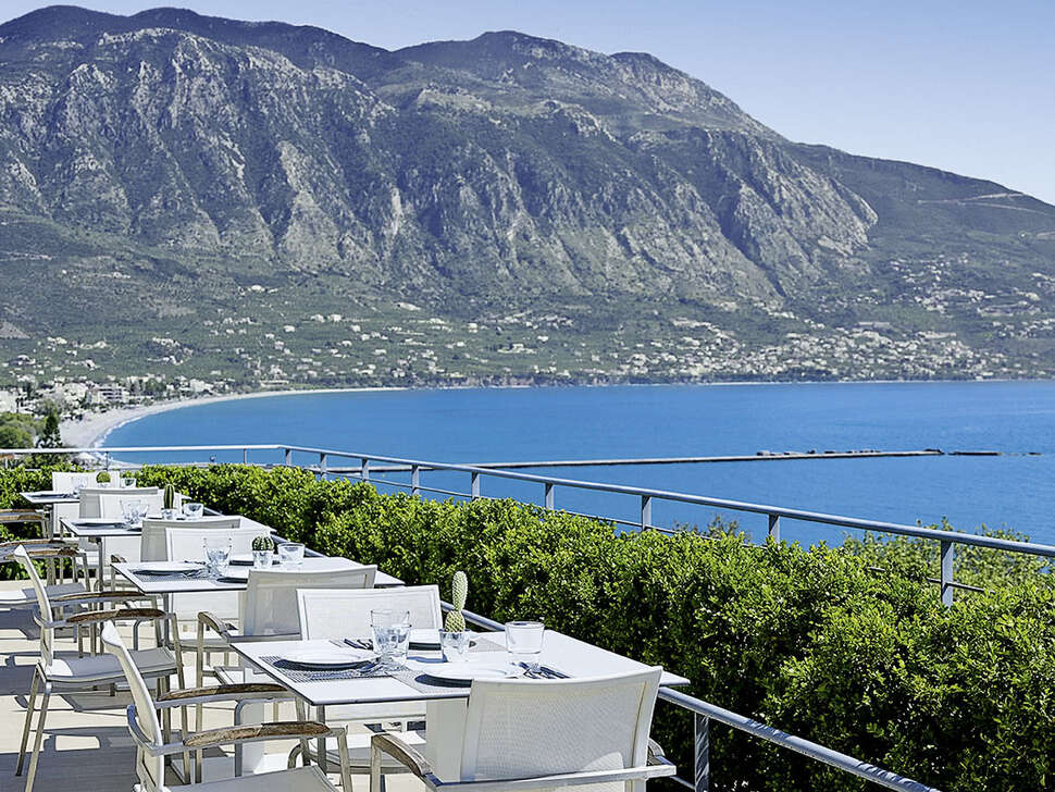 Hotel Pharae Palace – Terras met baai en bergen, Kalamáta