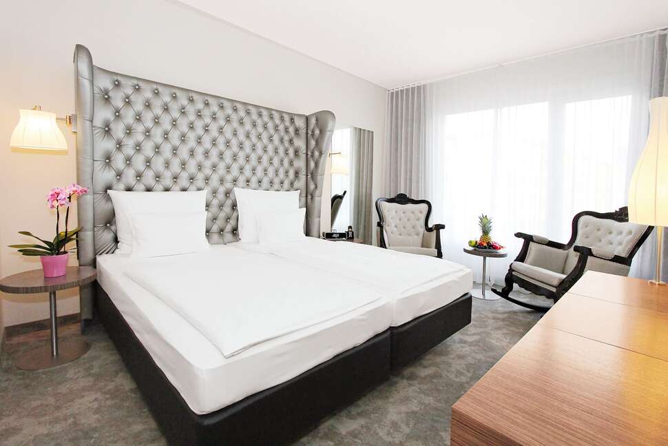 Arcotel John F