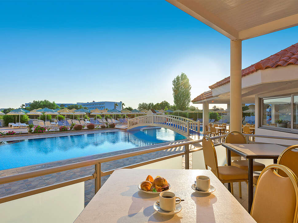 Memphis Beach – Terras met zwembadzicht, Kolymbia