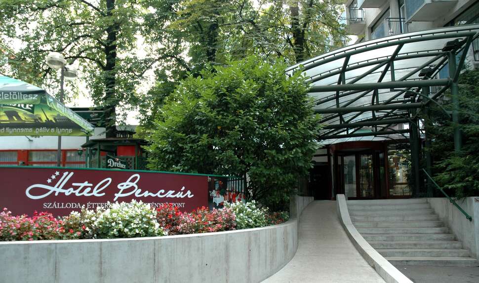 Hotel Benczur cover
