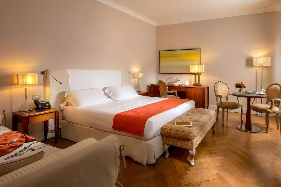 Hotel Mozart cover