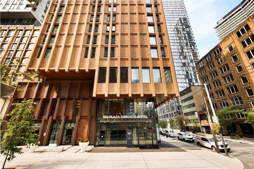 Hotel Riu Plaza Toronto cover
