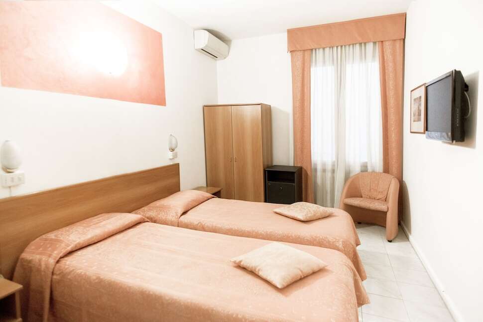 Hotel Europa Modena cover
