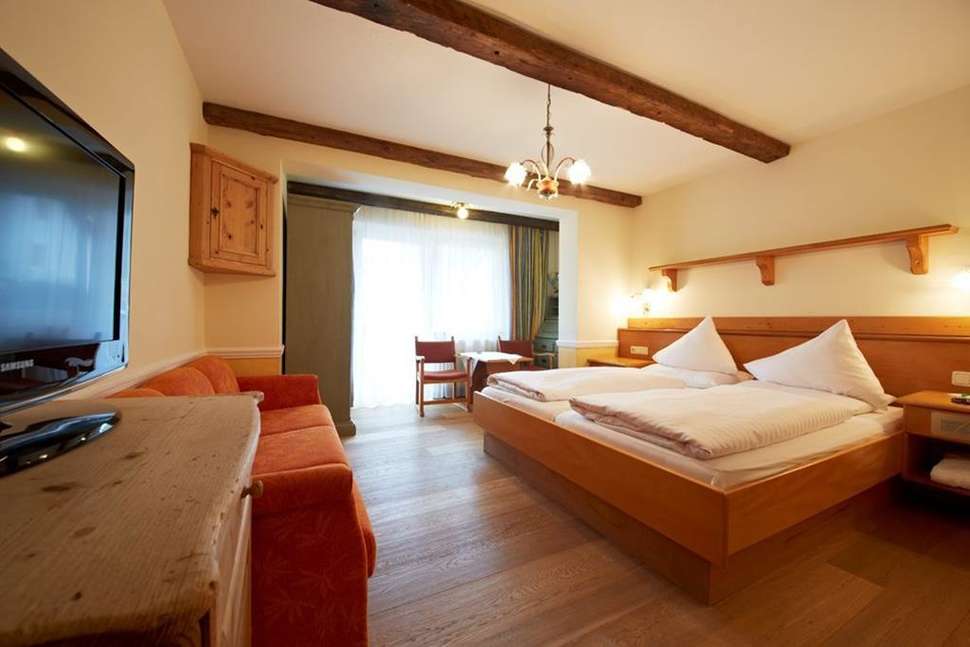 Hotel Zur Dorfschmiede cover
