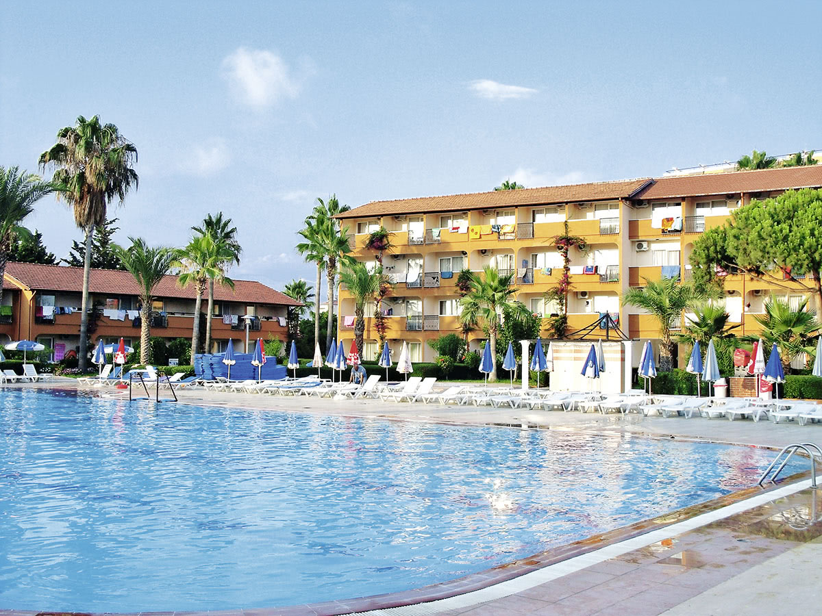 Club Turtas Beach Hotel – Zwembad met gele gevel, Konakli