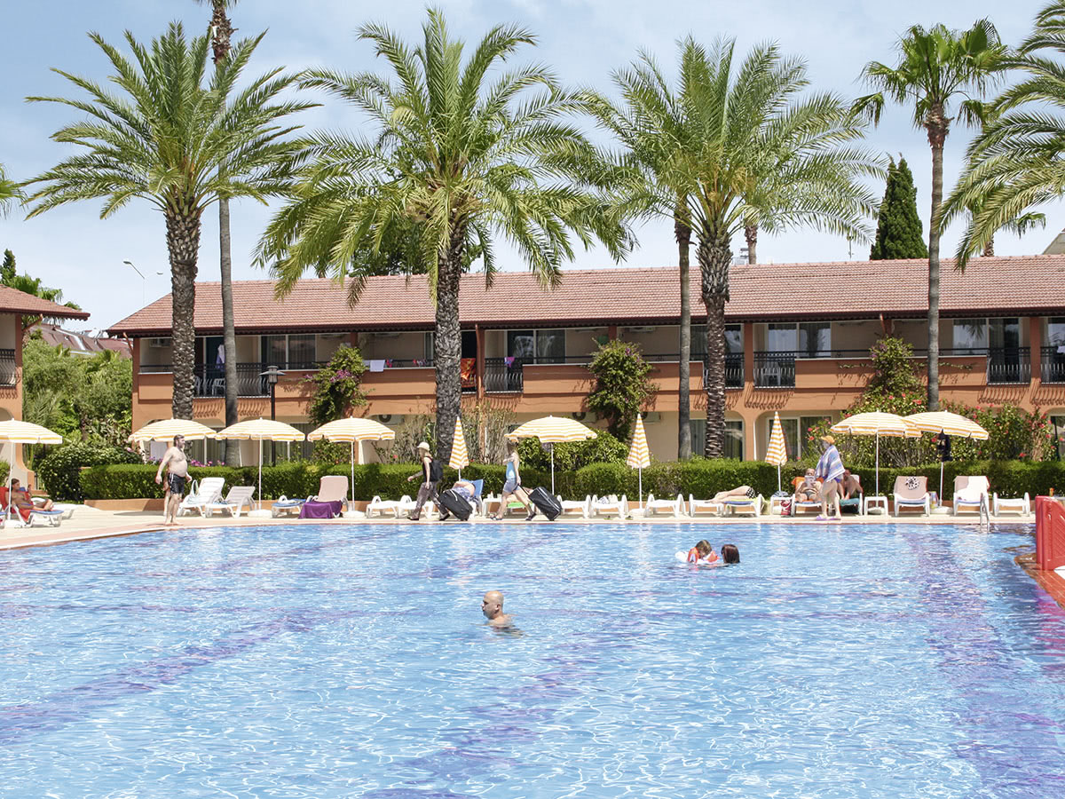Club Turtas Beach Hotel – Zwembad met palmen en hotel, Konakli