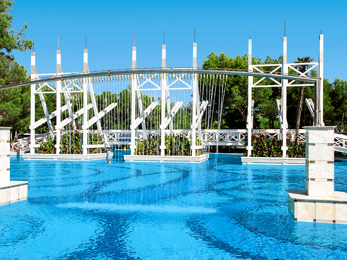 Lykia World Antalya – Zwembad met brug, Denizyaka