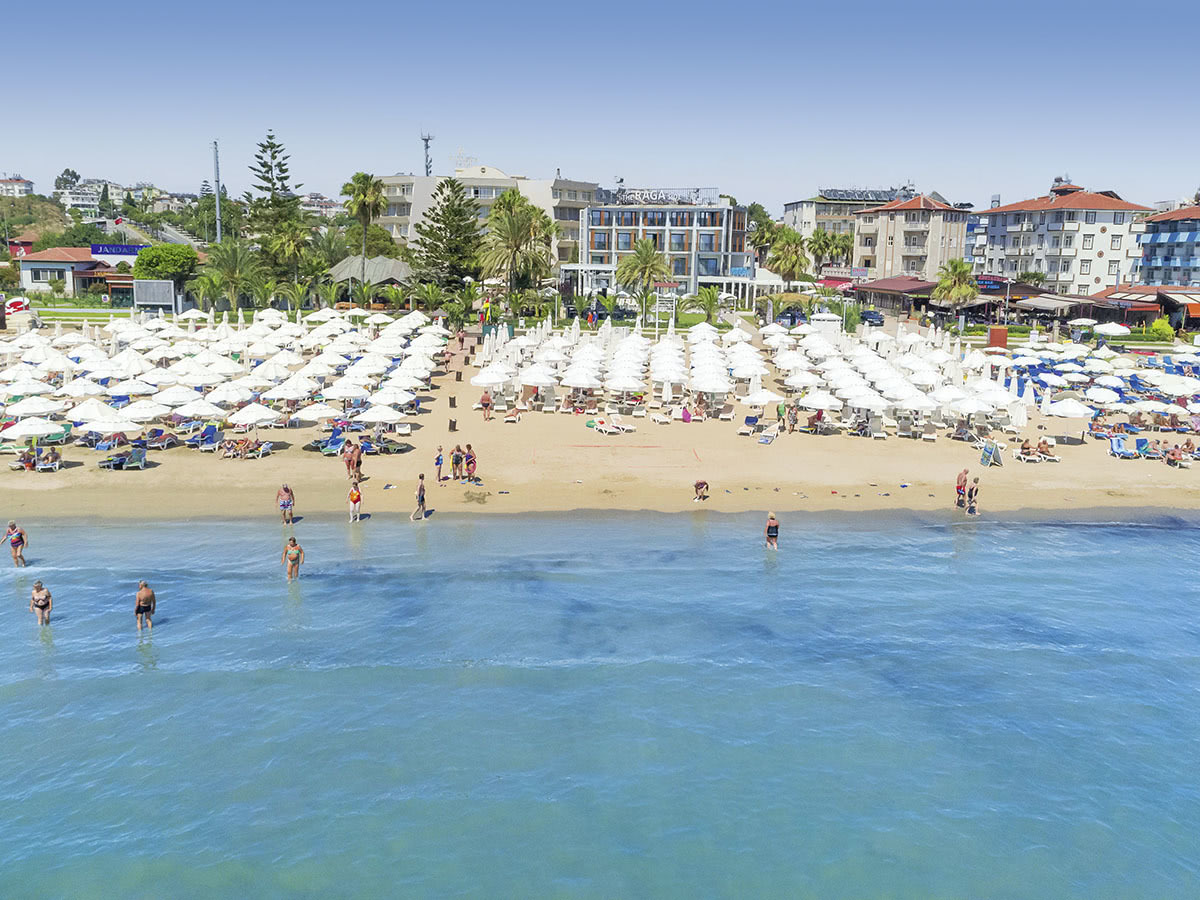 The Raga Side – Strand met parasols, Side