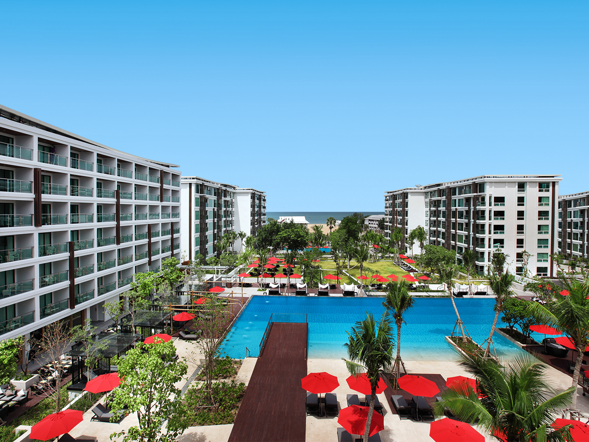 Amari Hua Hin – Zwembad met parasols, Hua Hin