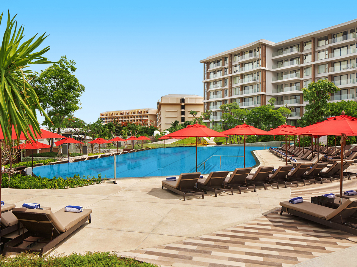 Amari Pattaya – Zwembad met rode parasols, Pattaya