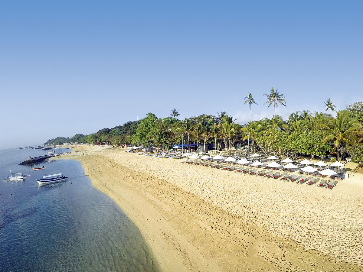 Segara Village Hotel – Strand met parasols, Sanur