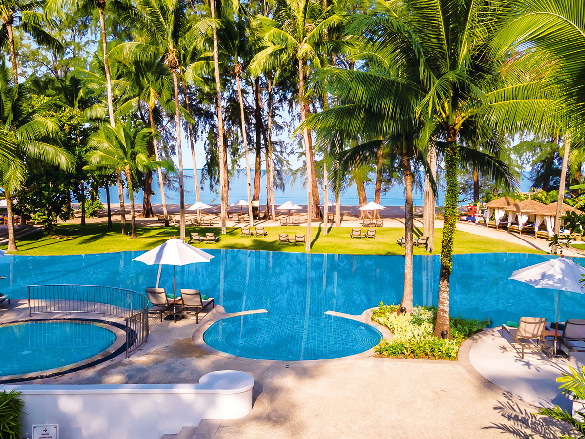 OUTRIGGER Khao Lak Beach Resort – Zwembad met palmen, Bang Sak Strand