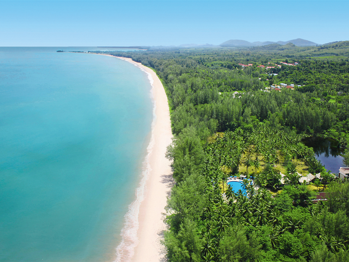 OUTRIGGER Khao Lak Beach Resort – Strand van boven, Bang Sak Strand