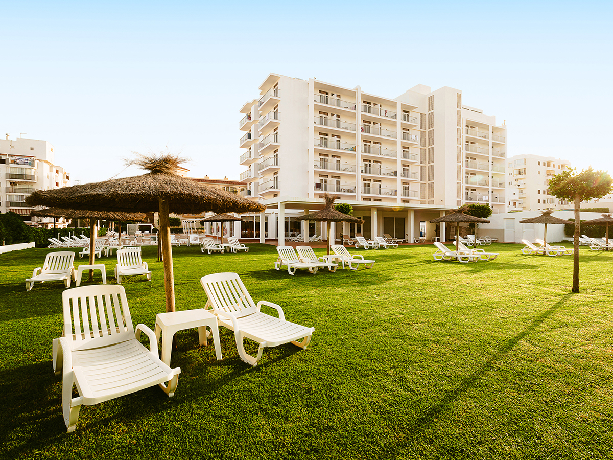Hotel Gran Sol – Ligweide met parasols, San Antonio de Portmany