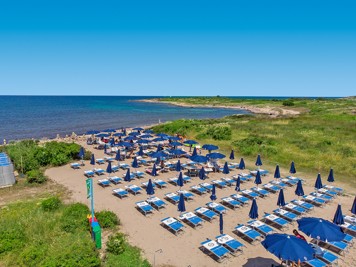 TH San Teodoro – Strand met parasols, San Teodoro