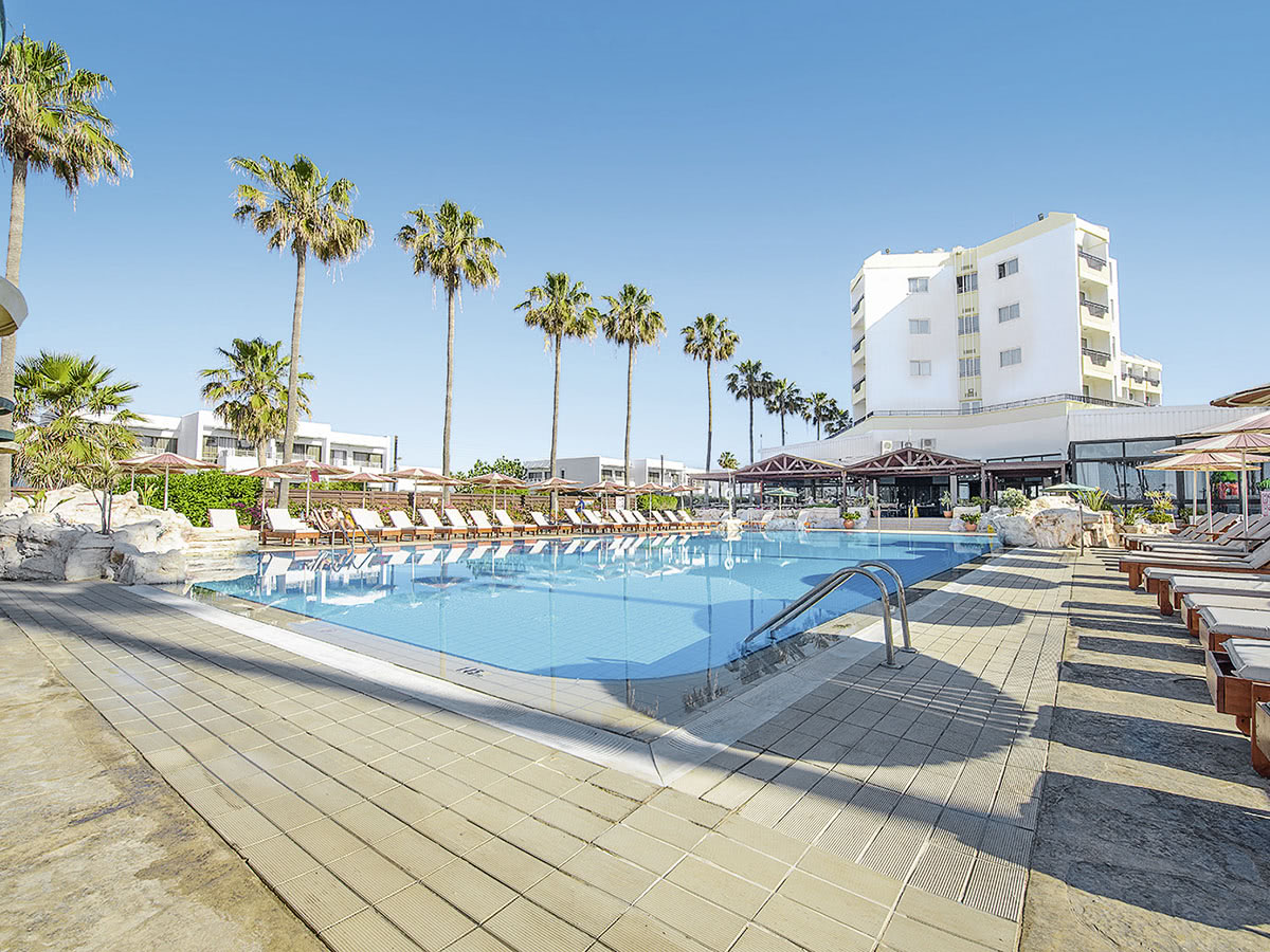 Pavlo Napa Beach Hotel – Zwembad met palmen, Ayia Napa