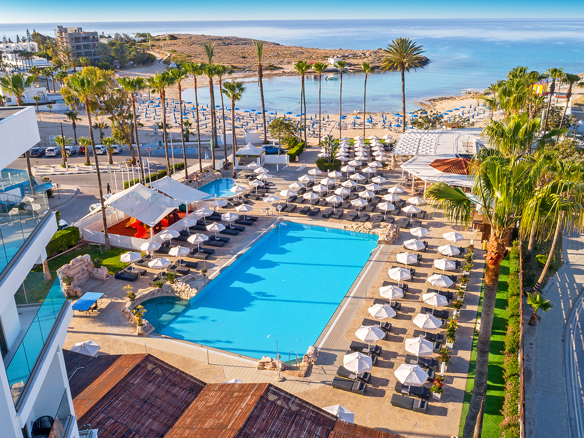 Pavlo Napa Beach Hotel – Zwembad met ligbedden, Ayia Napa