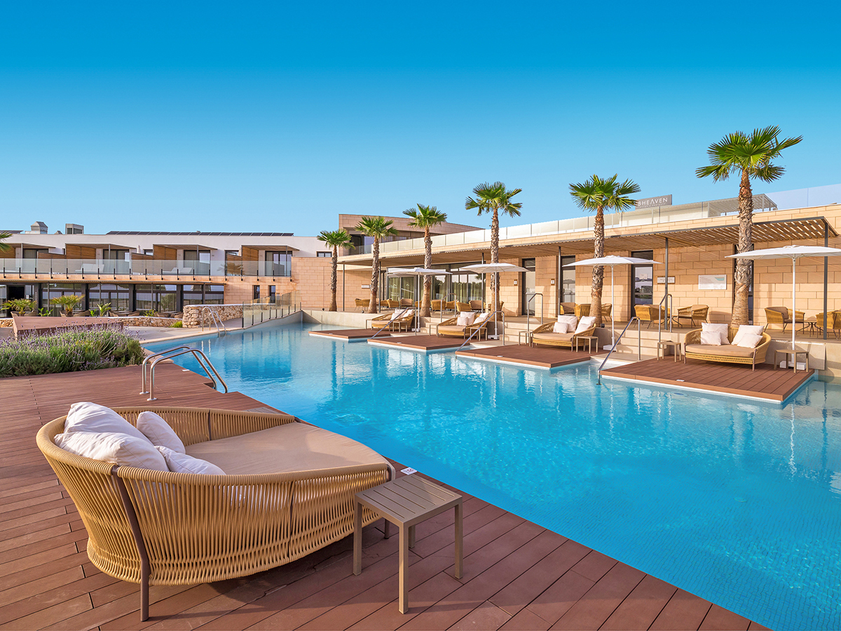 Barceló Nura – Zwembad met loungebed, Biniancolla