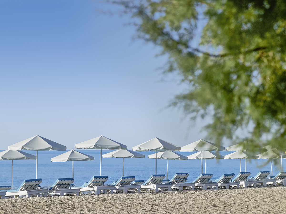 Kouros Seasight – Parasols aan zee, Pythagorion