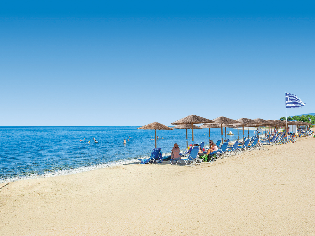 Poseidon Palace Hotel – Strand met ligbedden, Leptokaria