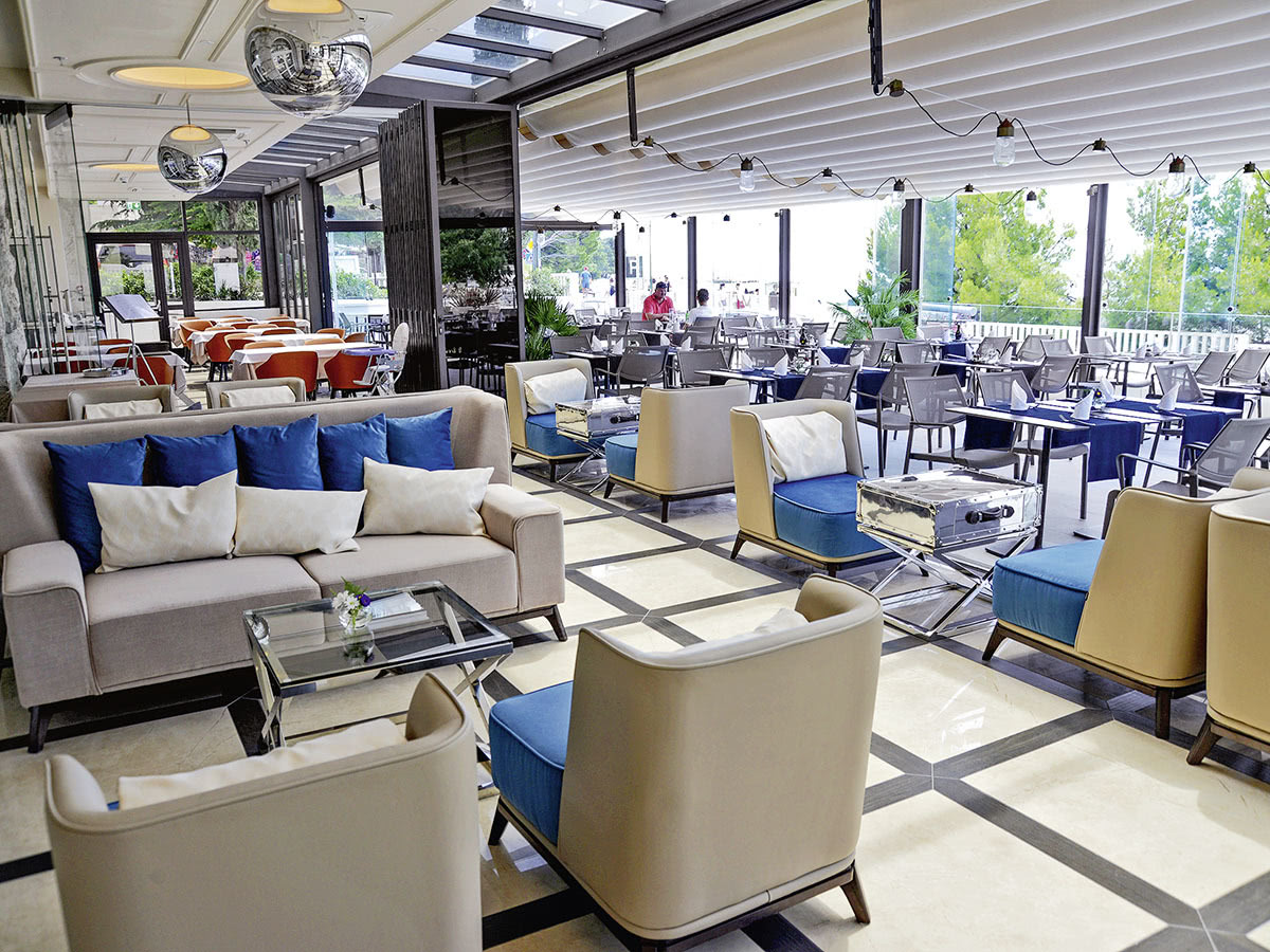 Grand Hotel Slavia – Terras met kussens, Baska Voda