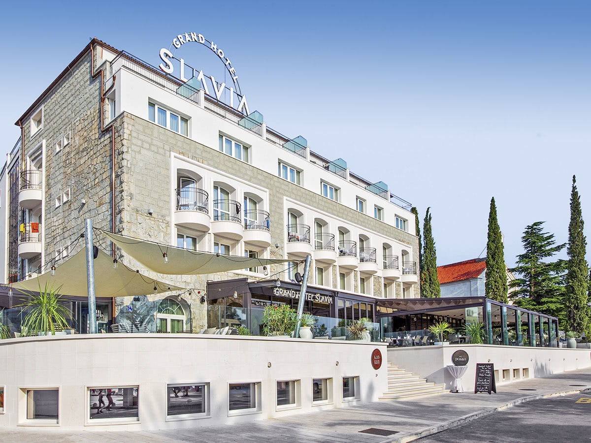 Grand Hotel Slavia – Gevel met terras, Baska Voda
