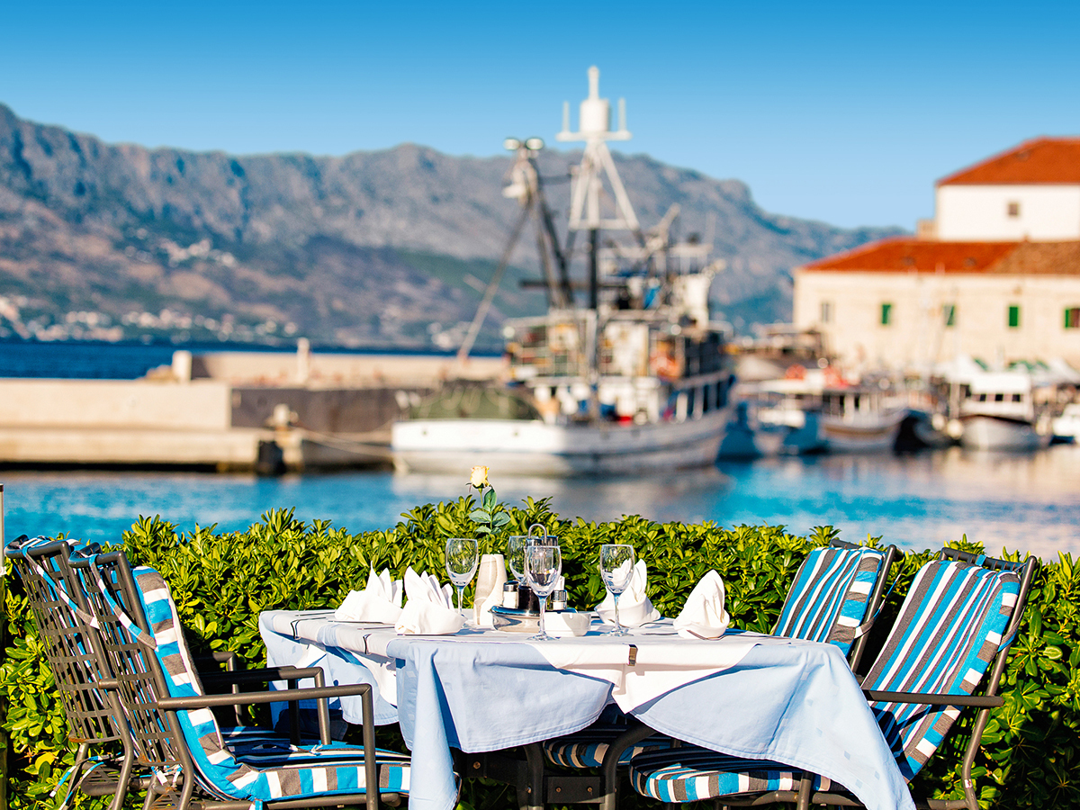 Hotel Pastura – Terras bij haven, Postira