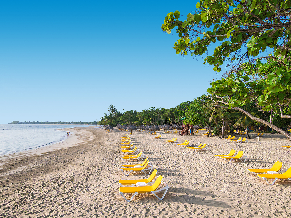 Iberostar Waves Costa Dorada – Strand met ligbedden, Puerto Plata