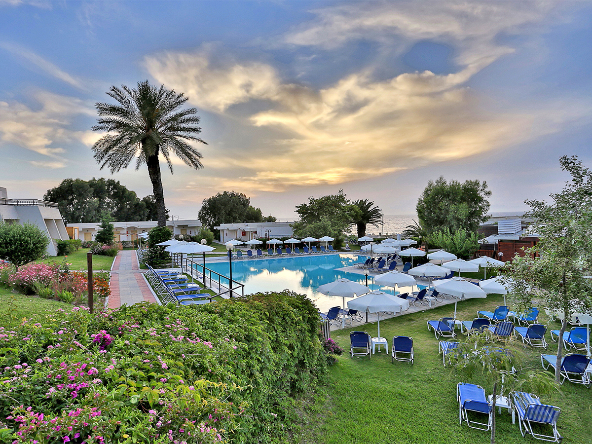 Sol Cosmopolitan Rhodes – Zwembad bij zonsondergang, Ixia
