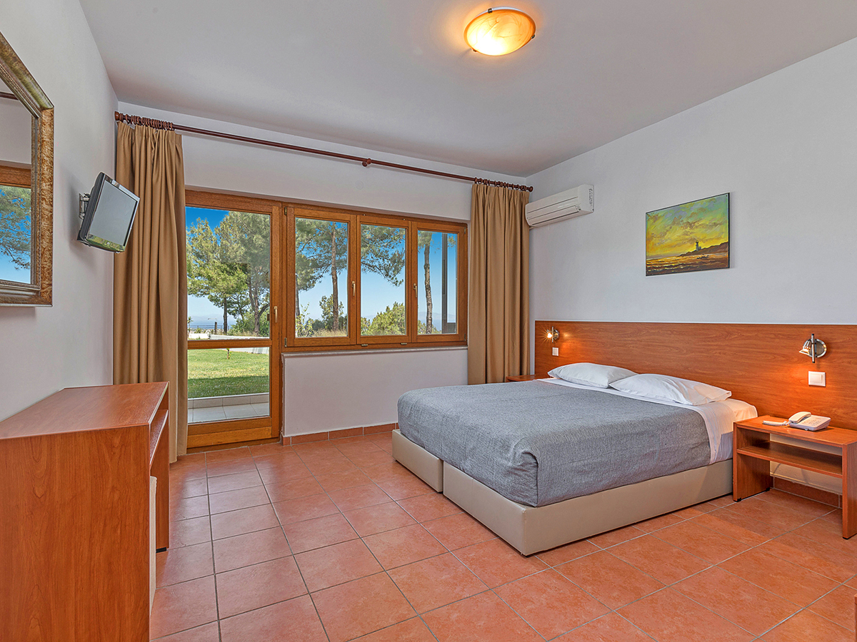 Helena Christina – Kamer, Asgourou