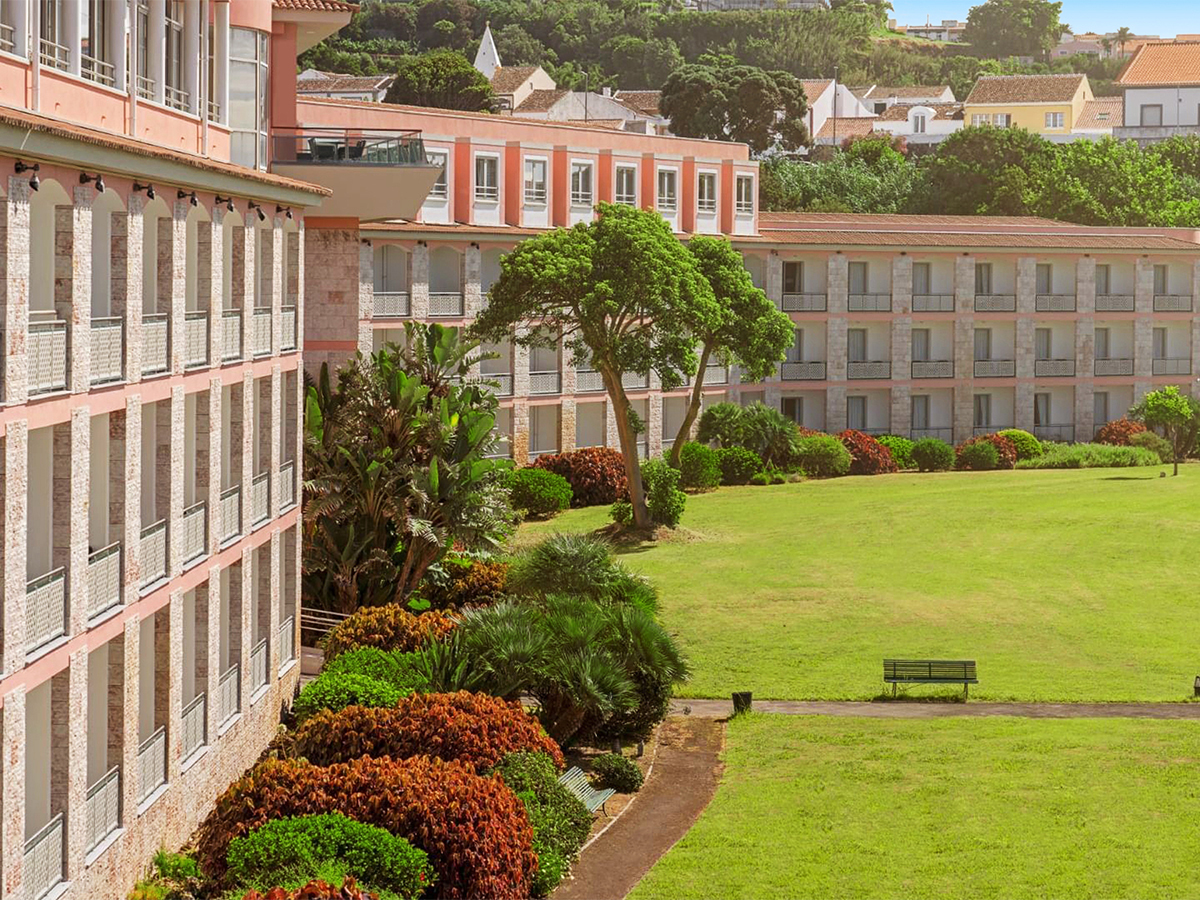 Terceira Mar Hotel – Tuin met gazon, Angra do Heroismo