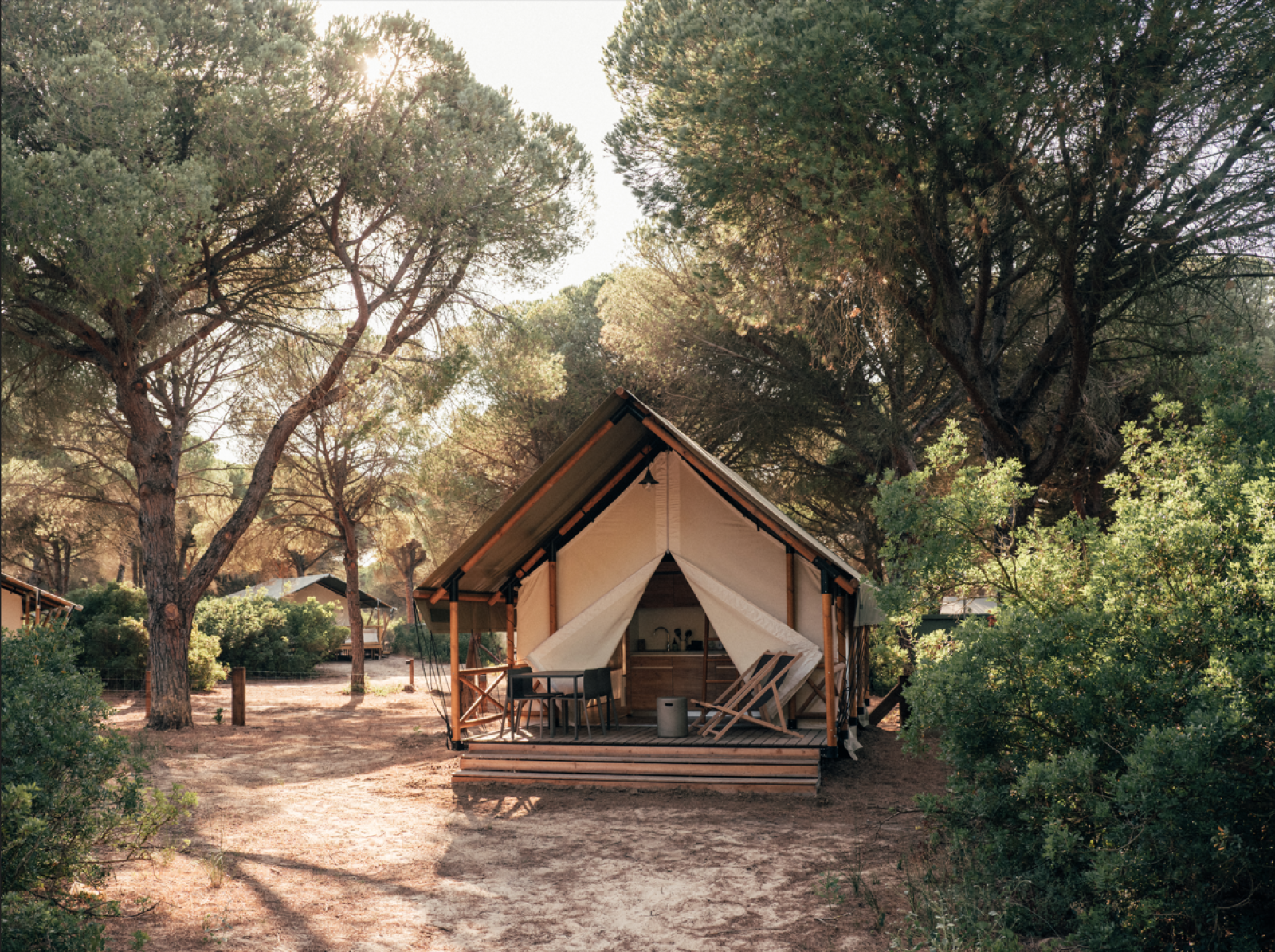 «Glamping Couple»