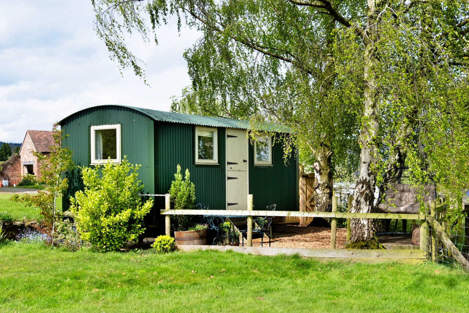 «Hay and Hedgerow Glamping»