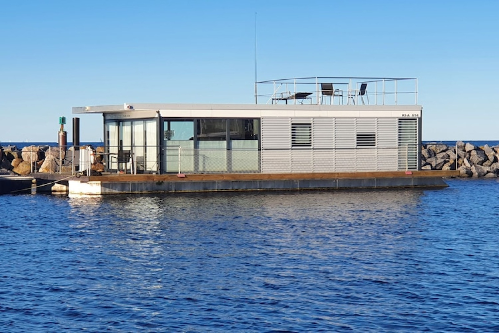 «Floating 44 - Boot 2 /»