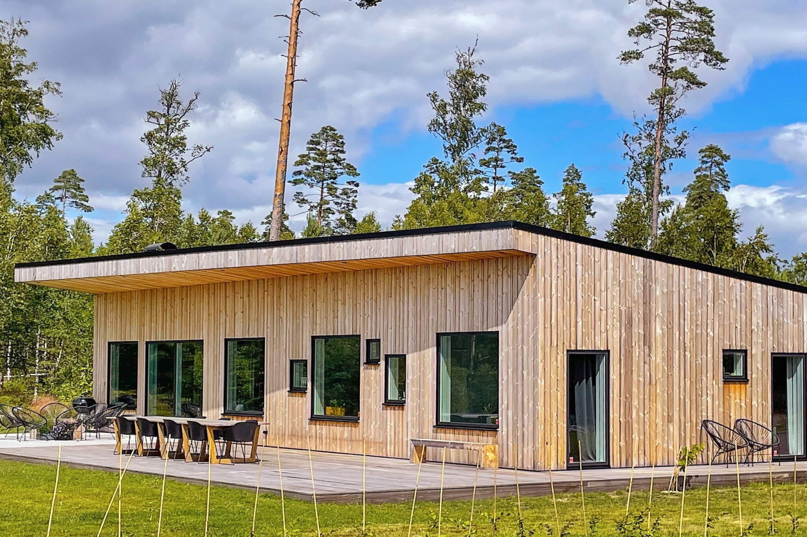 «Spacious Lakeside Villa with»
