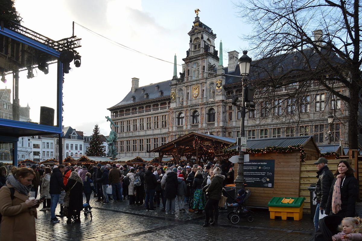 Kramen op de Grote Markt voor het stadhuis