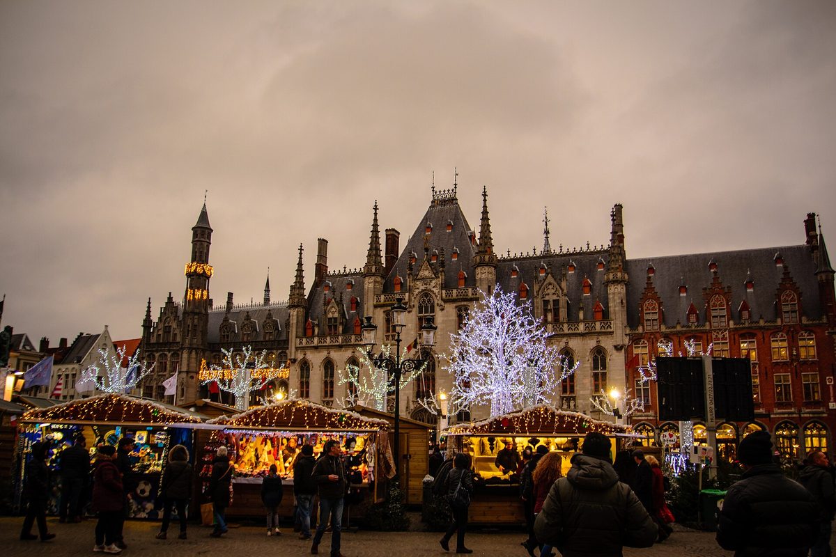 De Markt met kramen en de verlichte boom voor het Provinciaal Hof